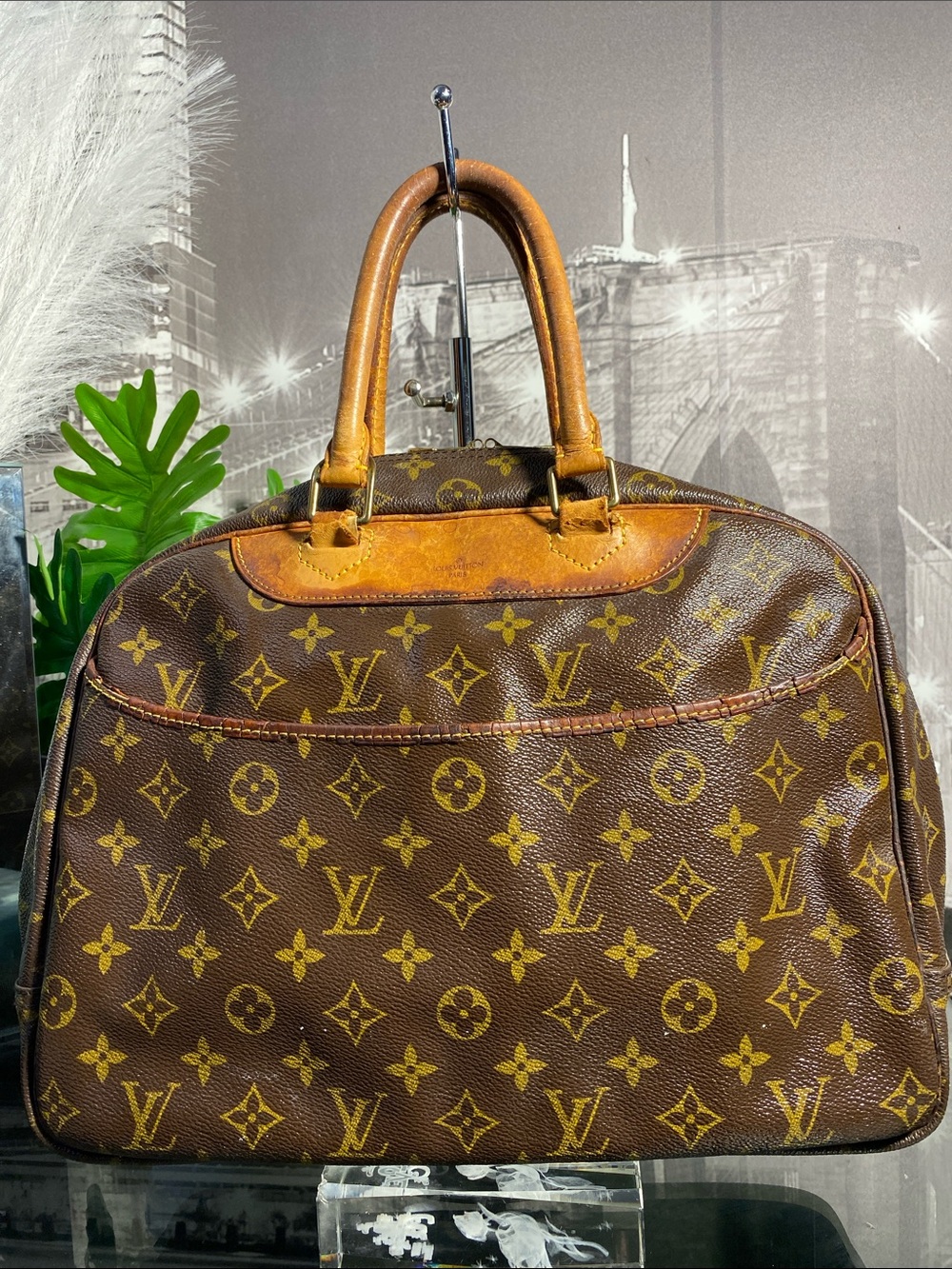 Authentic Louis Vuitton Deauville Monogram Boston Handbag - Picture 3 of 17